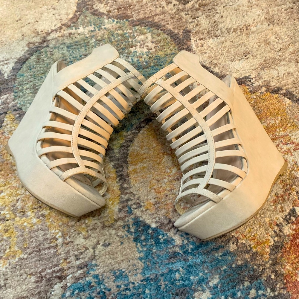 GORGEOUS NUDE WEDGE SANDAL!! Size 7 1/2